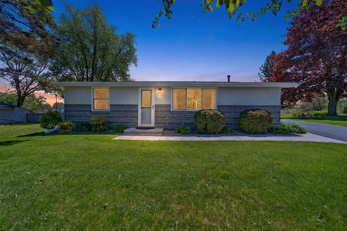 9707 Saratoga Dr, Caledonia, WI 53108 - #1