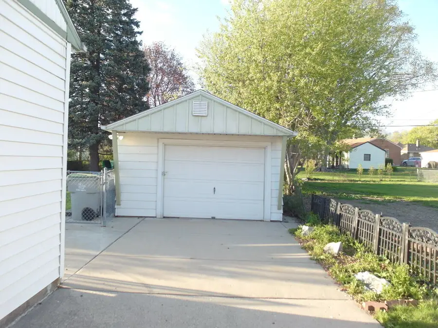 176 W Armour Ave, Milwaukee, WI 53207 - #2
