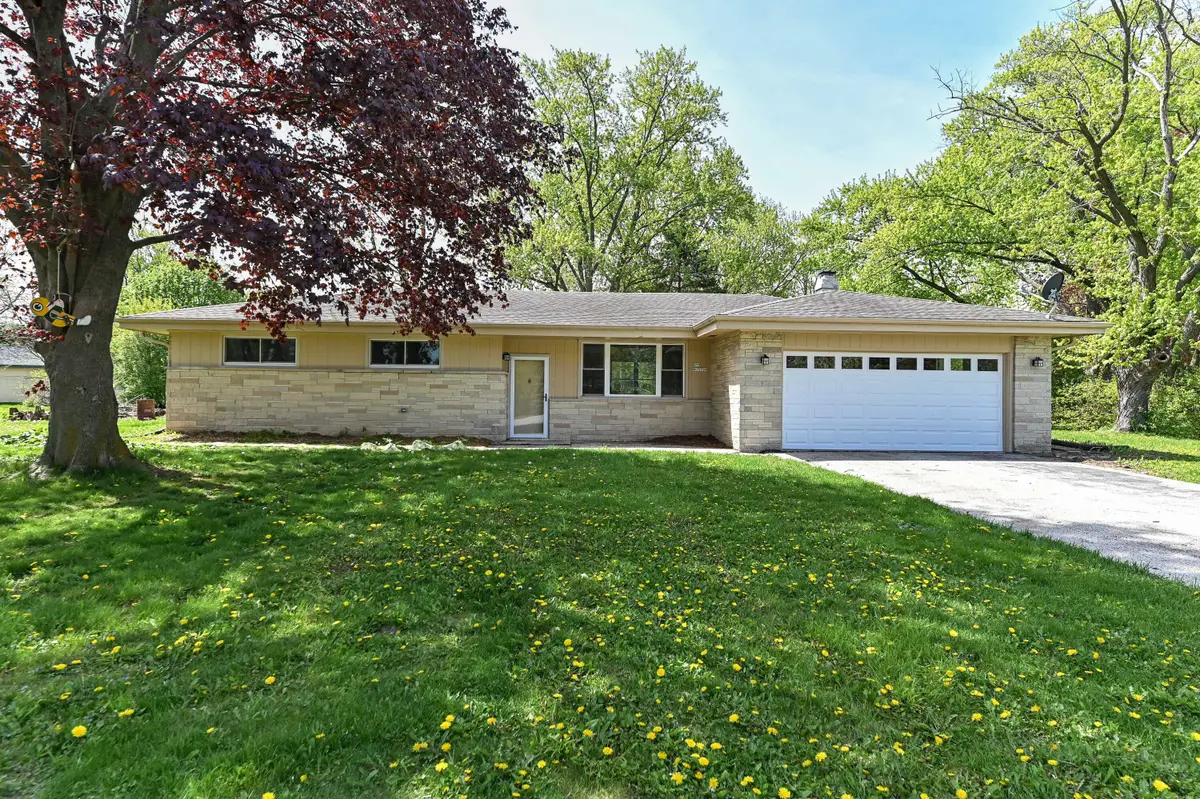 N79W15709 Charles Ct, Menomonee Falls, WI 53051 - #1