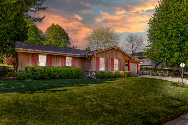 2204 Hunting Ridge Rd, Waukesha, WI 53188