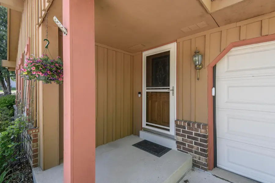 2204 Hunting Ridge Rd, Waukesha, WI 53188 - #2