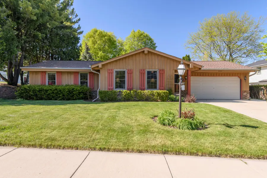 2204 Hunting Ridge Rd, Waukesha, WI 53188 - #3