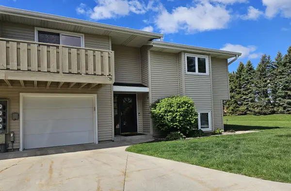 6440 S Crabapple Ct, Oak Creek, WI 53154