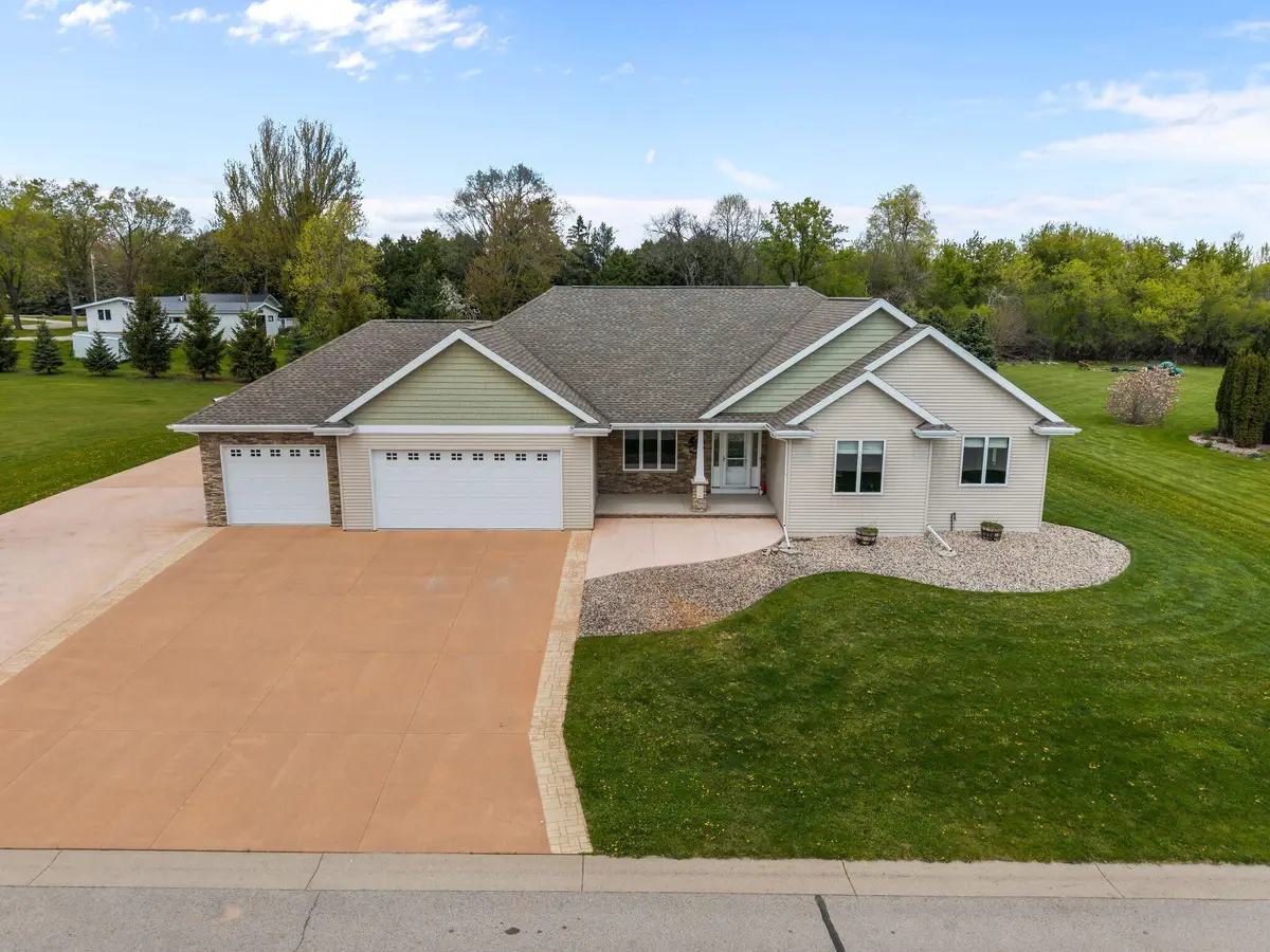 5770 W Natures Ln, Appleton, WI 54914 - #1