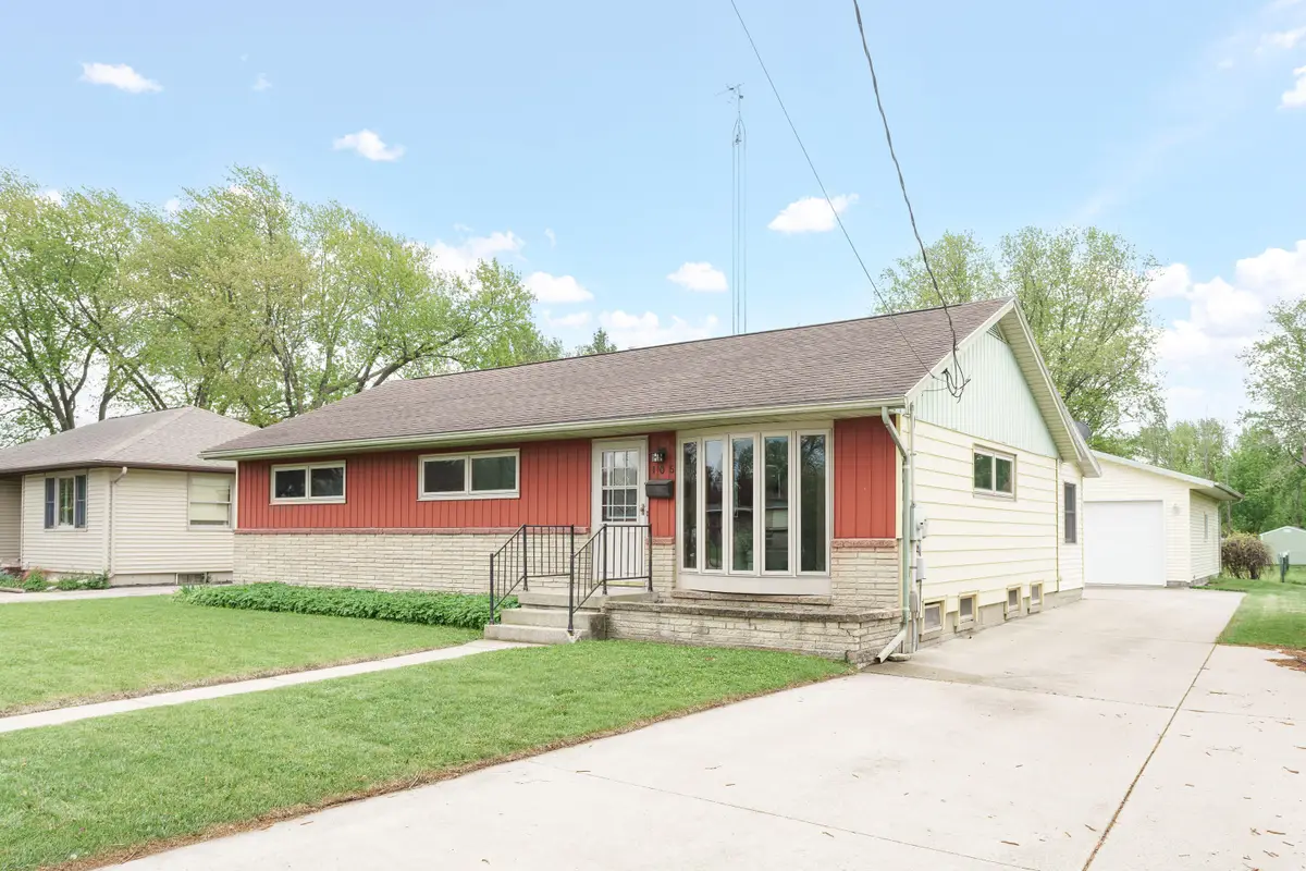 105 Clark St, Watertown, WI 53094 - #1
