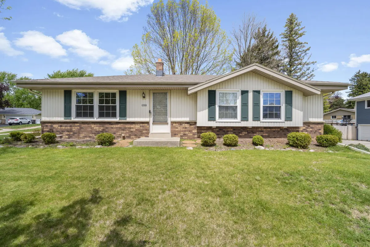 1520 Riverdale Dr, Oconomowoc, WI 53066 - #1