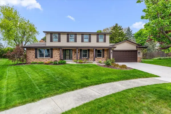 800 Sweetbriar Ct, Waukesha, WI 53186