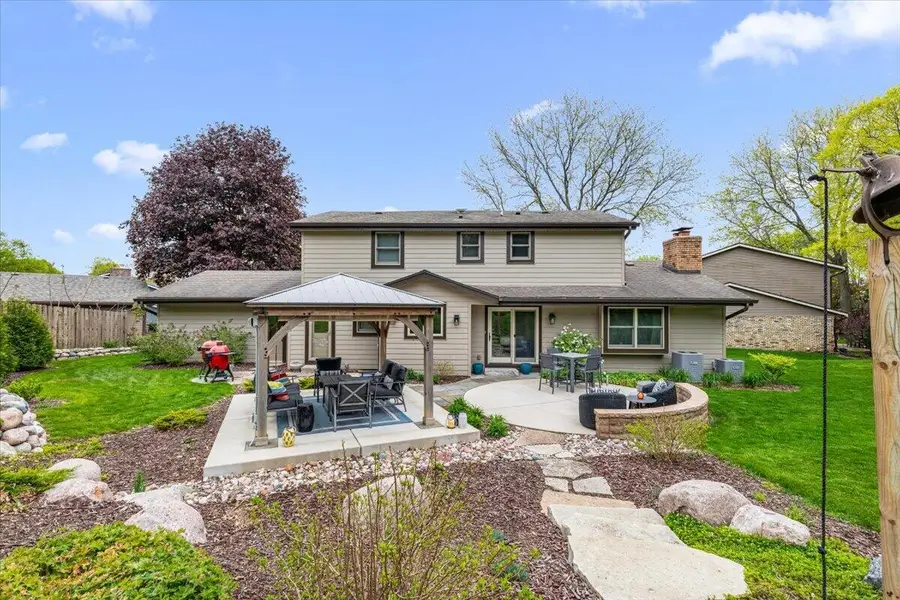 800 Sweetbriar Ct, Waukesha, WI 53186 - #3