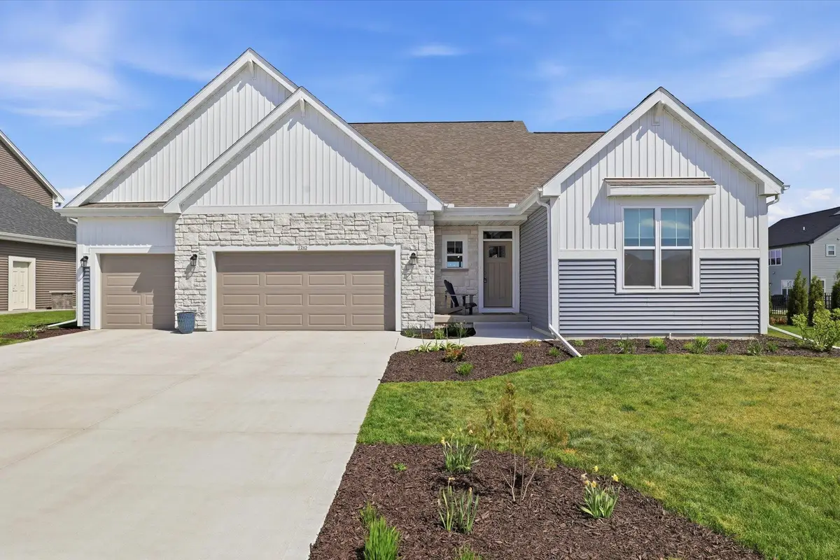 1242 Green Tree Dr, Oconomowoc, WI 53066 - #1