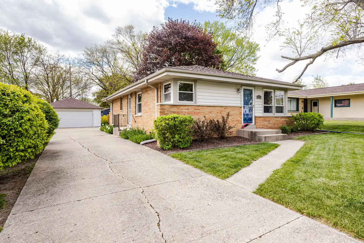 4123 N 95th St, Wauwatosa, WI 53222 - #1