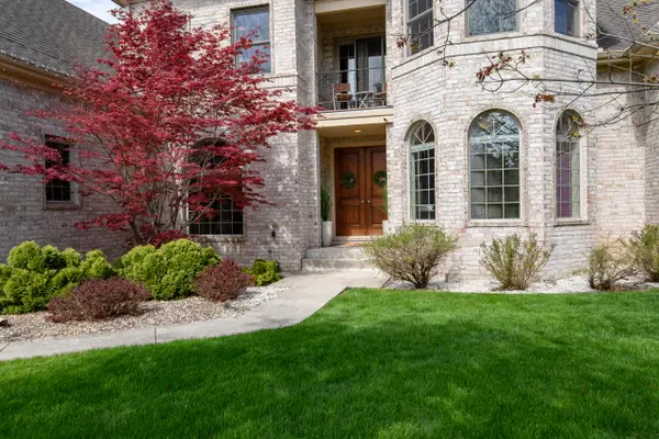 10935 N Oriole Ln, Mequon, WI 53092