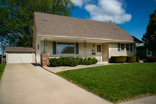 1432 Breeze Ter, Racine, WI 53406