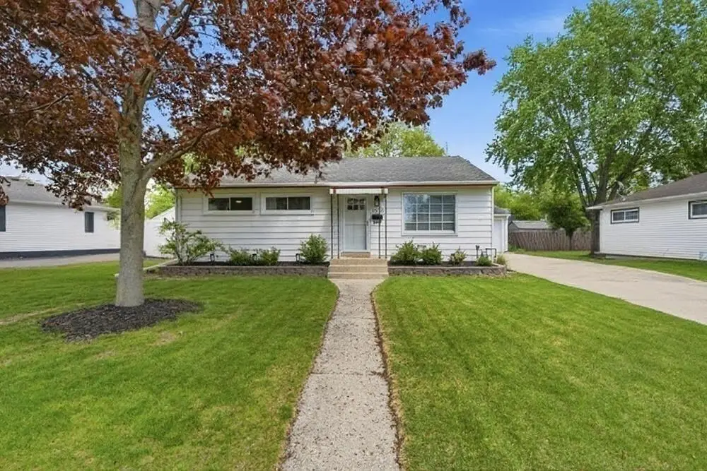 1517 N Bel Ayr Dr, Waukesha, WI 53188 - #1