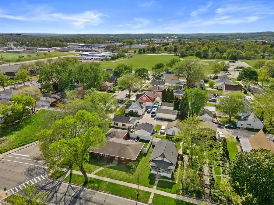 916 S Grand Ave, Waukesha, WI 53186 - #2