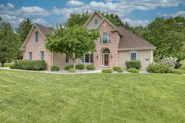 N27W26292 Crestview Dr, Pewaukee, WI 53072