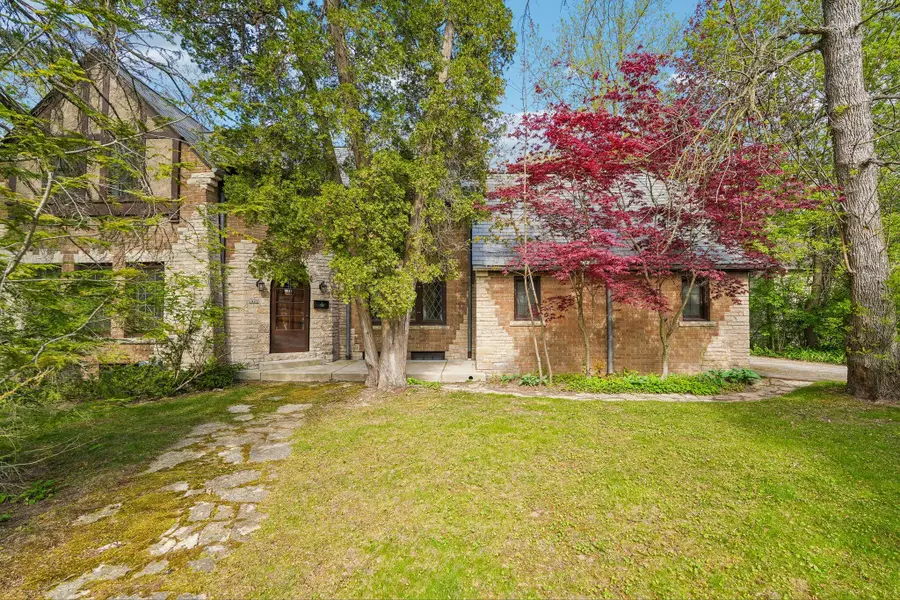 7027 N Belmont Ln, Fox Point, WI 53217 - #2