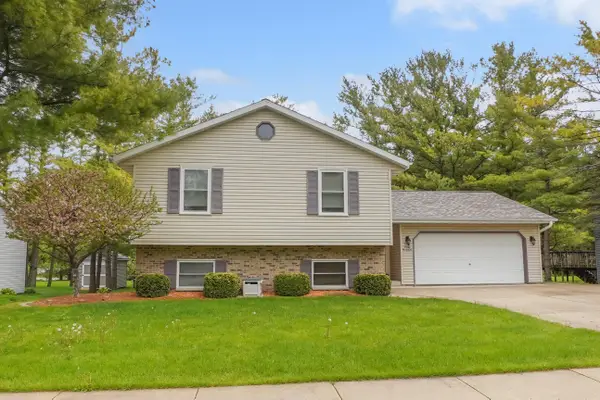 W200N16500 Pine Dr, Jackson, WI 53037
