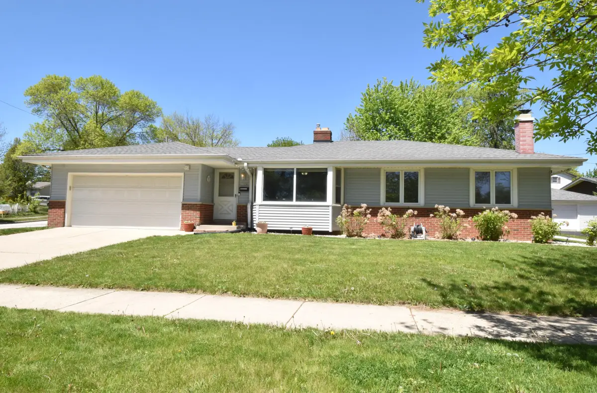 1526 Greenway Ter, Waukesha, WI 53186 - #1