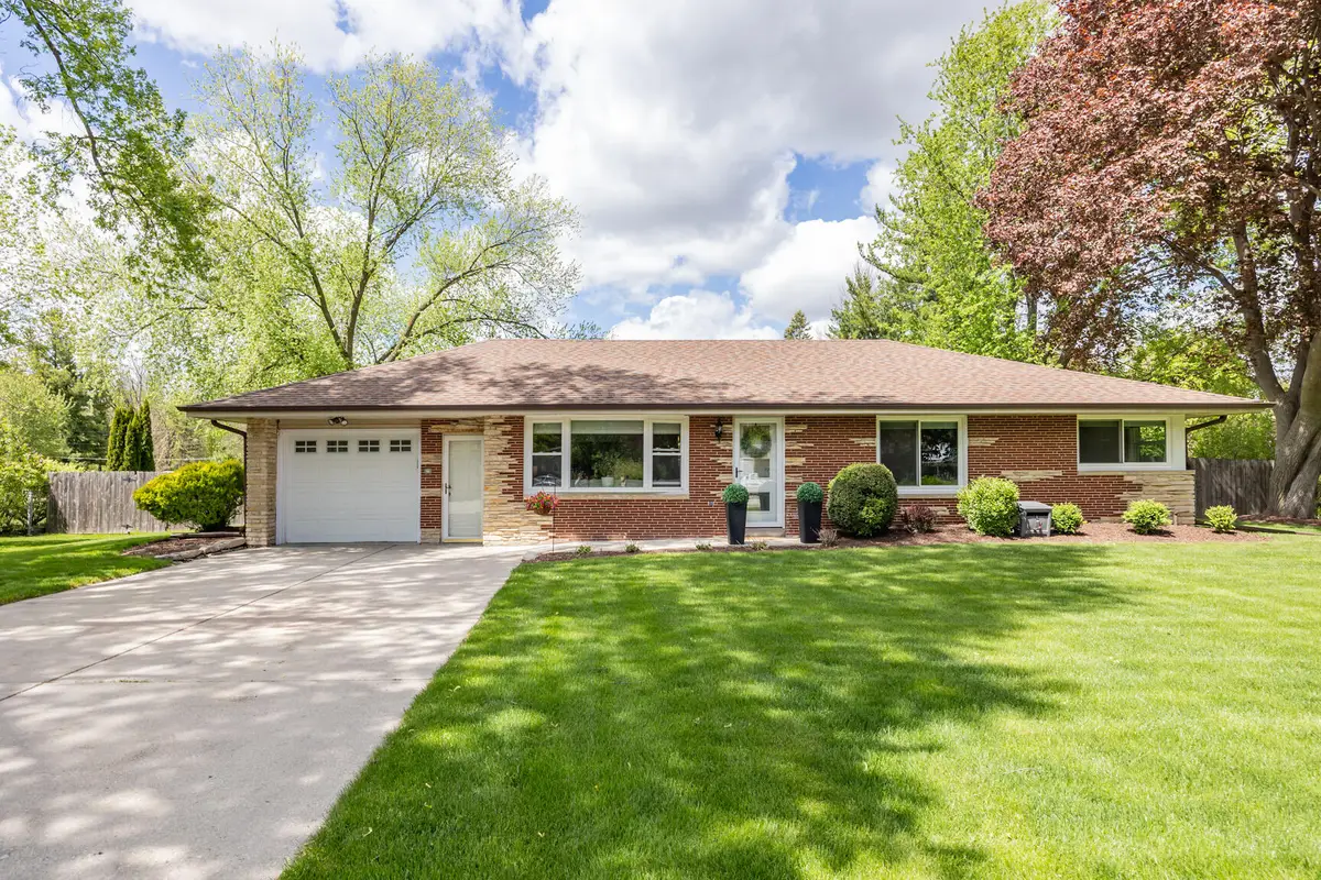 N58W21772 Maclynn Dr, Menomonee Falls, WI 53051 - #1