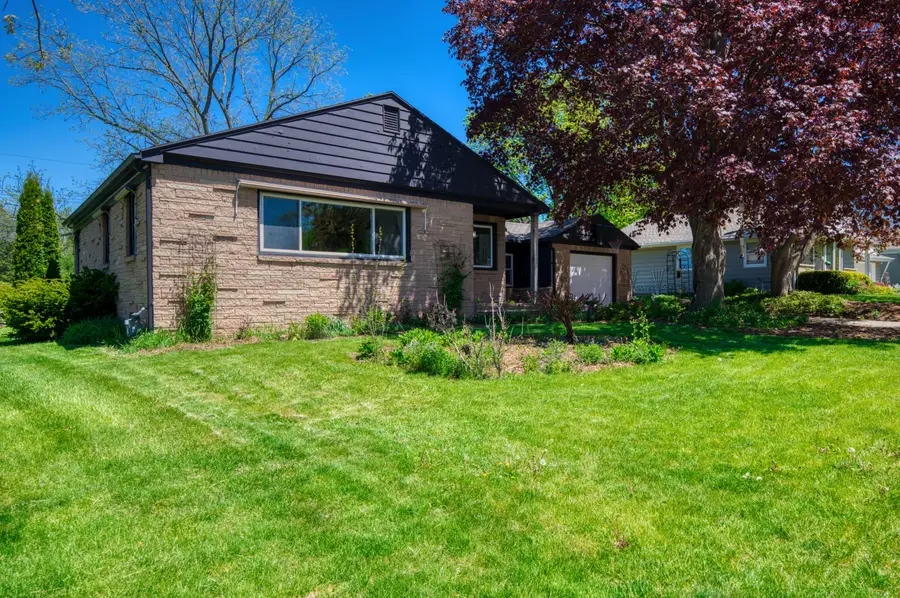 2916 W Valanna Ct, Glendale, WI 53209 - #2