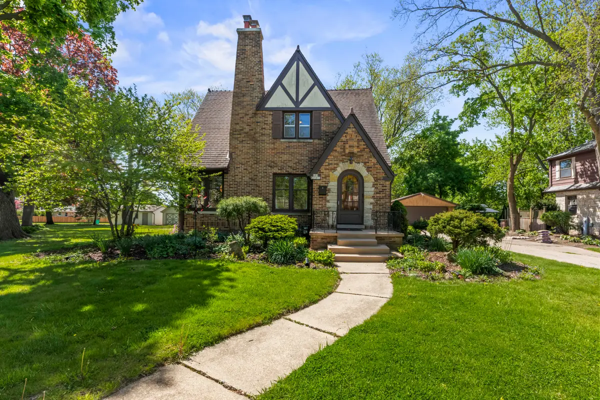 N88W15893 Park Blvd, Menomonee Falls, WI 53051 - #1
