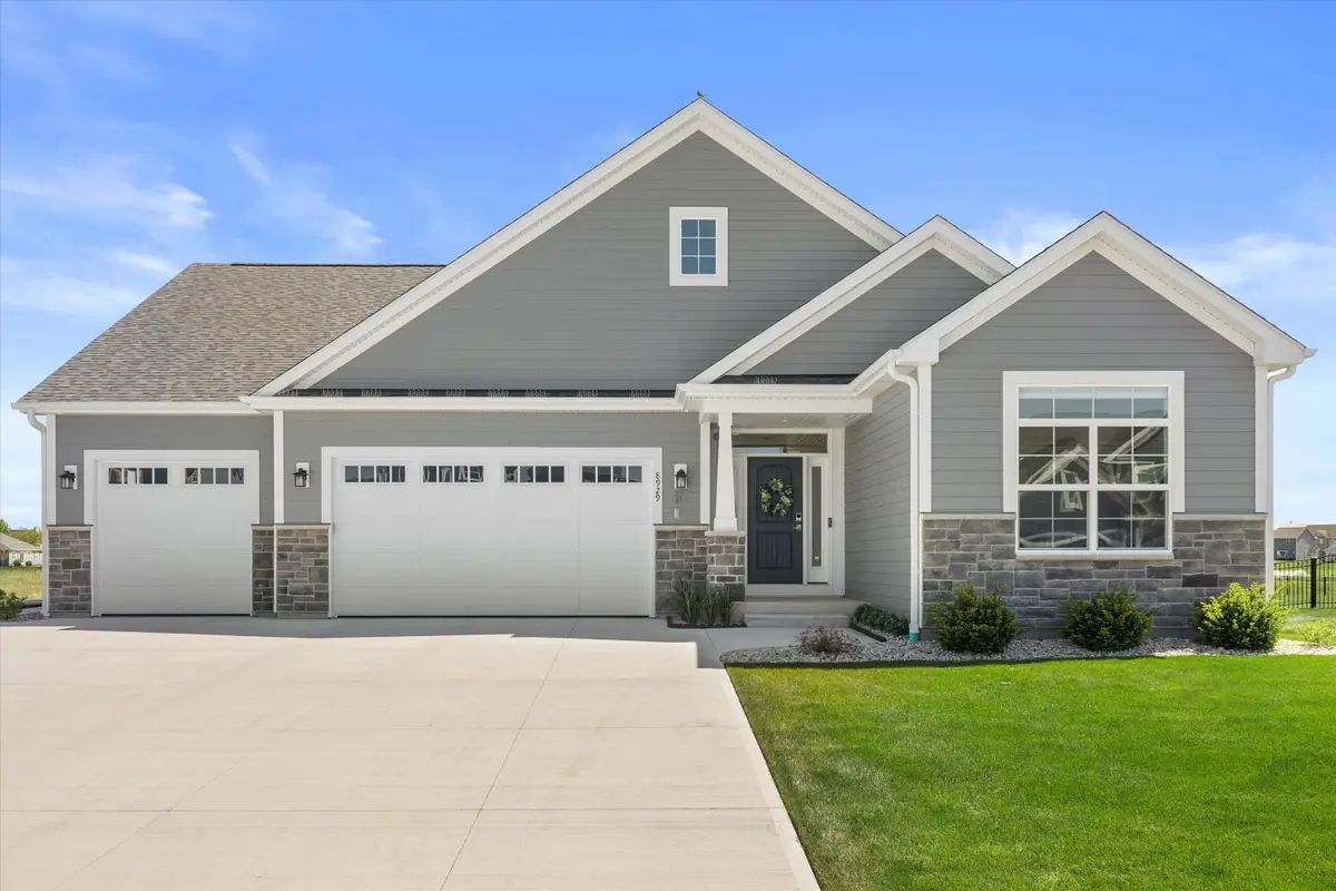 8929 Creekside Cir, Pleasant Prairie, WI 53158 - #1