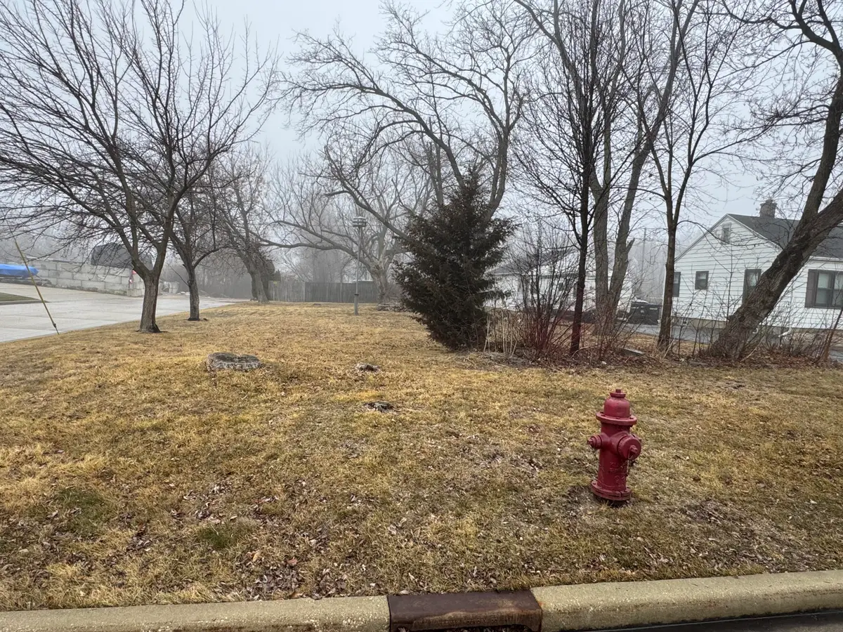 3302 E Morris Ave, Cudahy, WI 53110 - #1