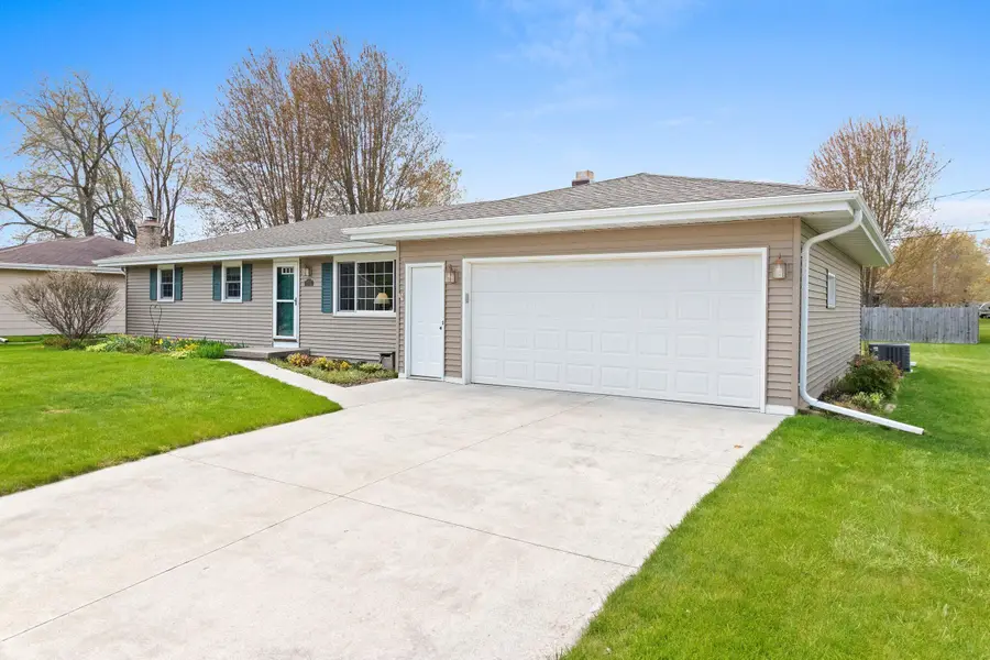 1334 Irving Cir, Manitowoc, WI 54220 - #3