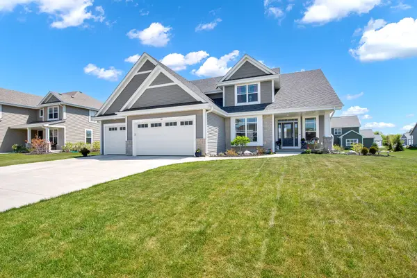 184 Winterberry Ln, Grafton, WI 53024
