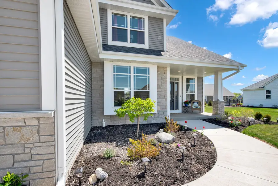 184 Winterberry Ln, Grafton, WI 53024 - #2