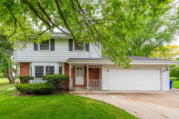 S71W17273 Pleasantview Dr, Muskego, WI 53150