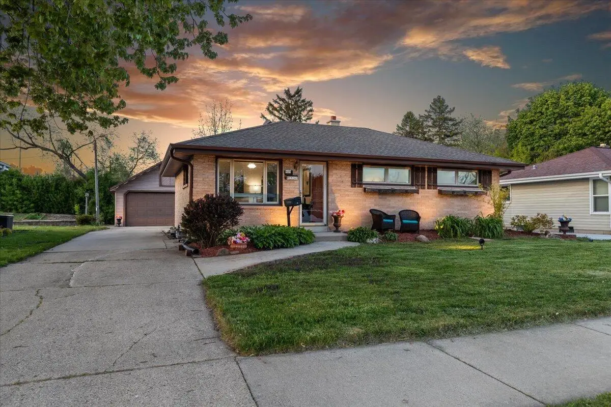 N89W15140 Jefferson Ave, Menomonee Falls, WI 53051 - #1