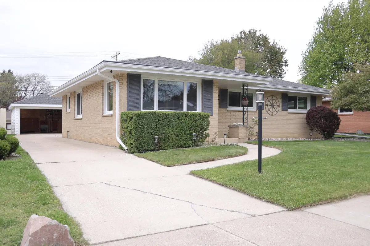56 Illinois St, Racine, WI 53405 - #1