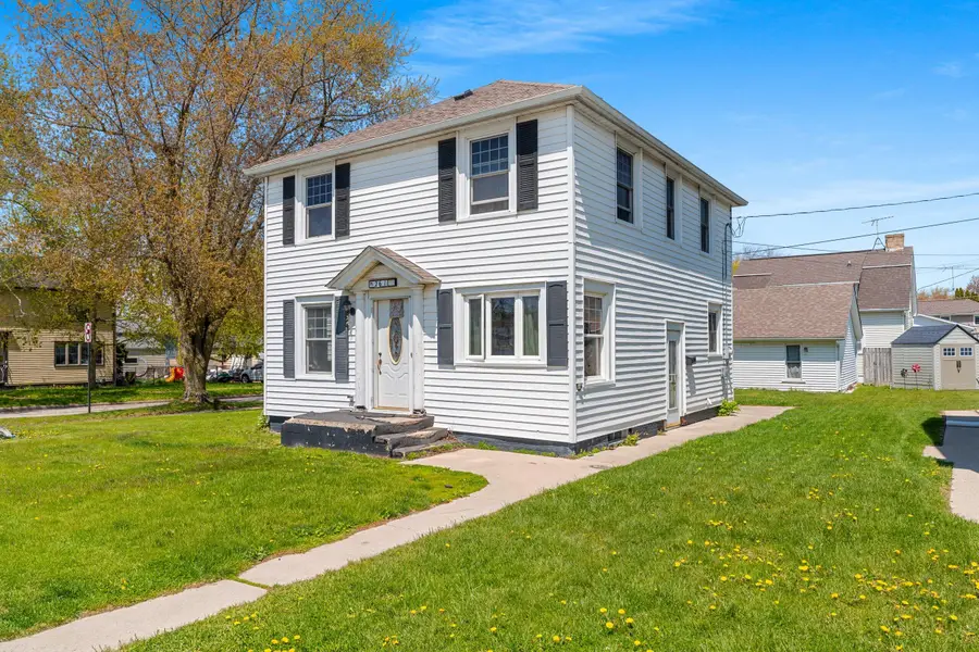 2616 Meadow Ln, Manitowoc, WI 54220 - #2