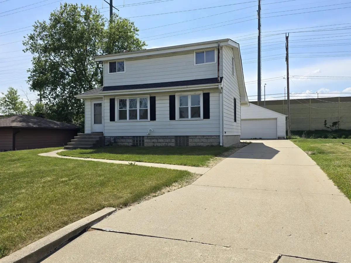 1031 S 98th St, West Allis, WI 53214 - #1