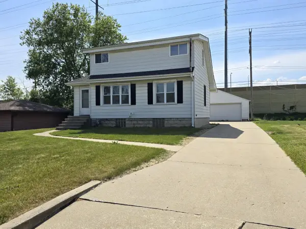 1031 S 98th St, West Allis, WI 53214