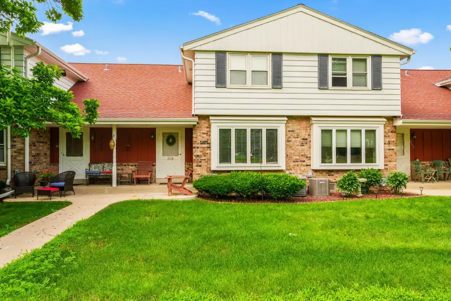 3119 W King Arthurs Ct, Greenfield, WI 53221 - #2