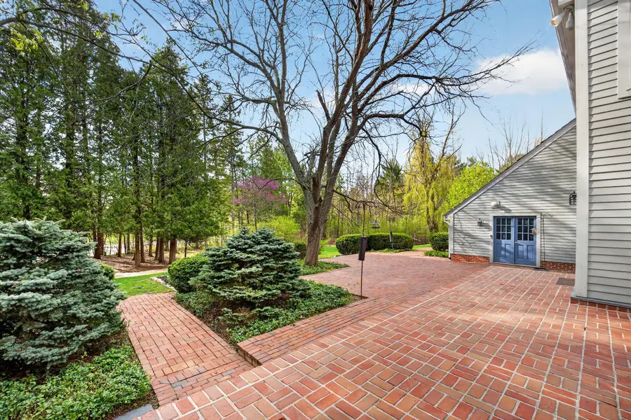 125 W Glenview Ct, Mequon, WI 53092 - #3