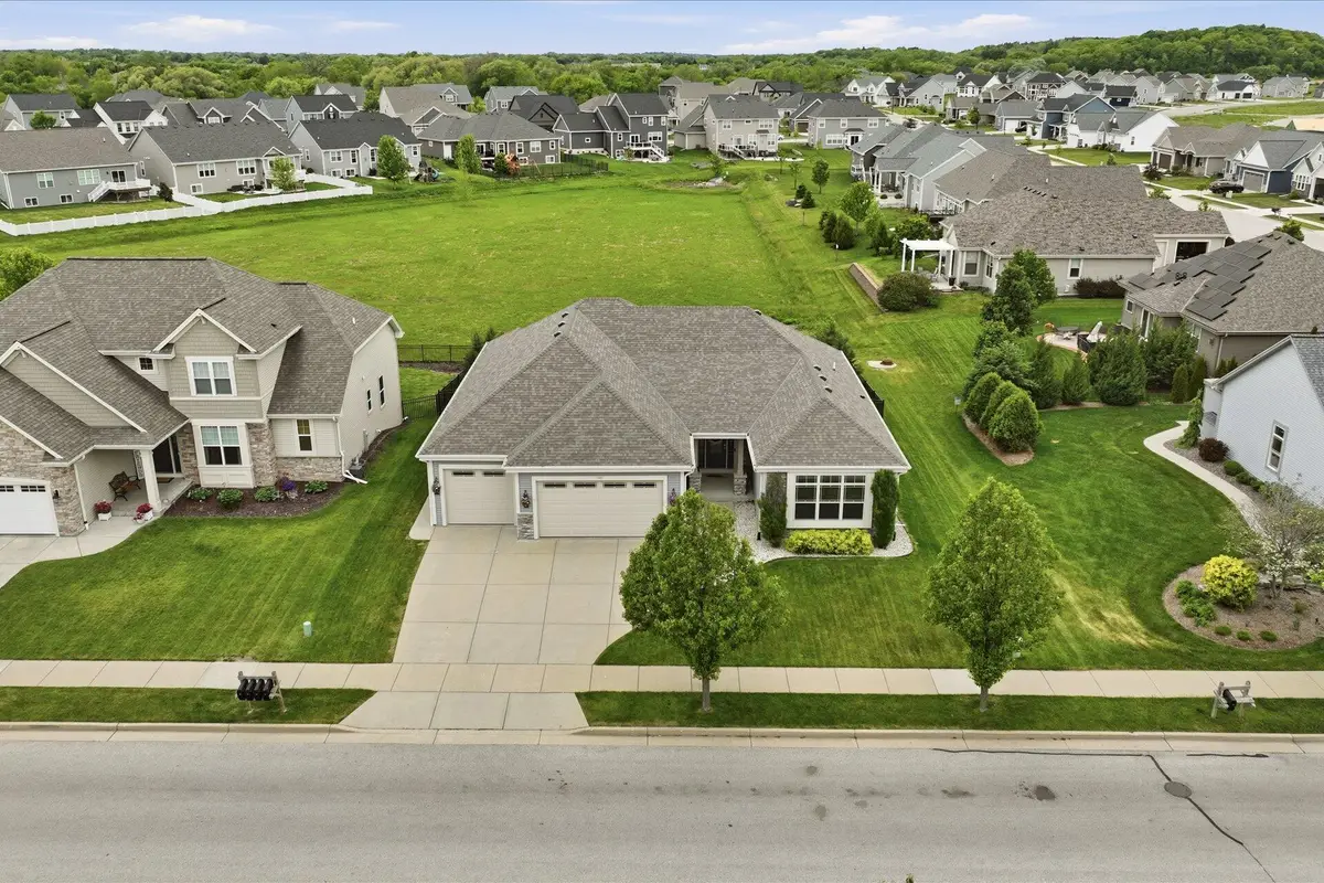 1460 Prairie Creek Blvd, Oconomowoc, WI 53066 - #1