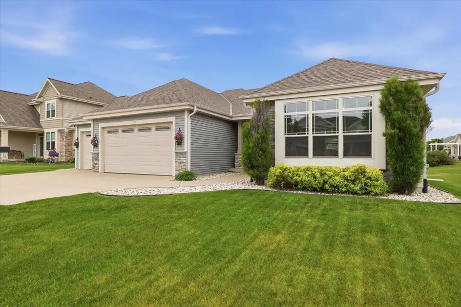 1460 Prairie Creek Blvd, Oconomowoc, WI 53066 - #2