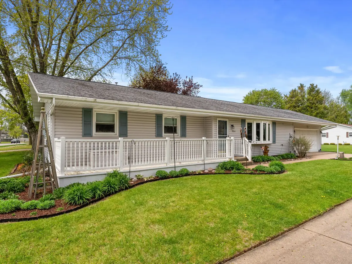 904 Glenview Dr, Manitowoc, WI 54220 - #1