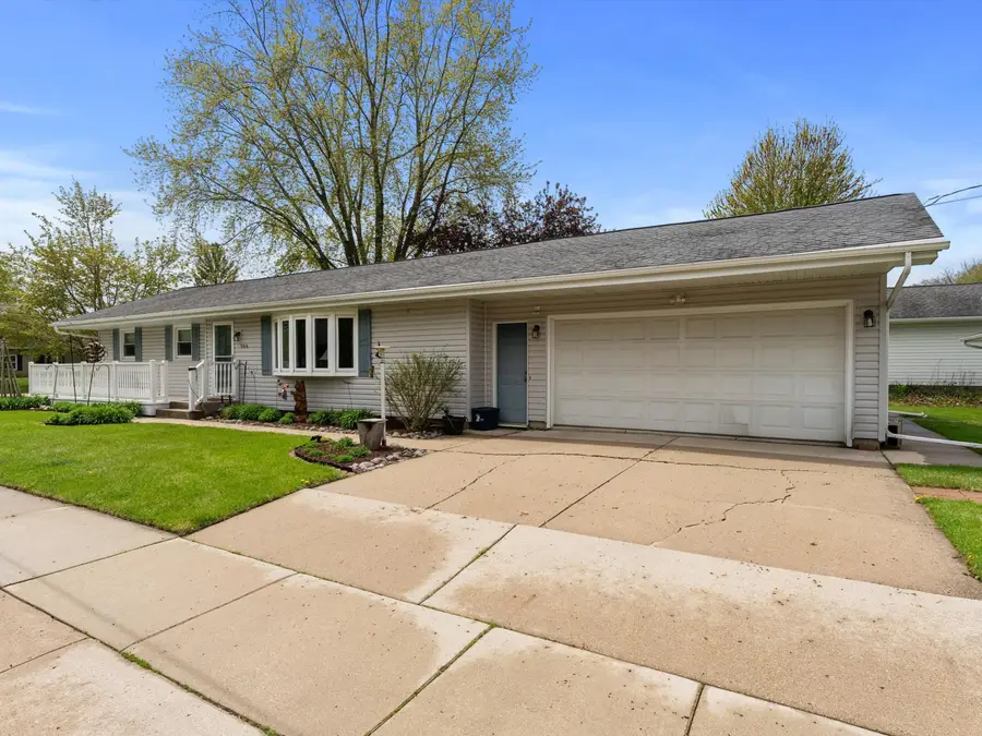 904 Glenview Dr, Manitowoc, WI 54220 - #3