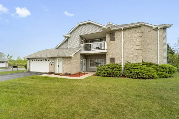6884 S Rolling Meadows Ct, Oak Creek, WI 53154