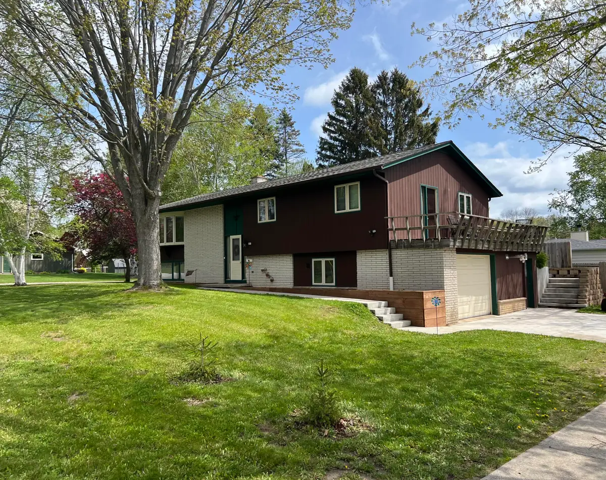 851 Linden St, Cleveland, WI 53015 - #1