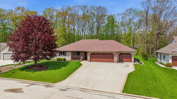 1616 Sandstone Ln, Howards Grove, WI 53083