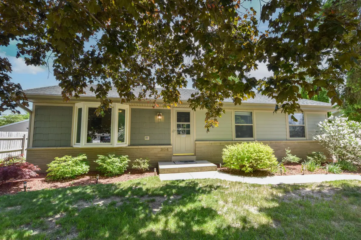 204 Judge Dr, Saukville, WI 53080 - #1