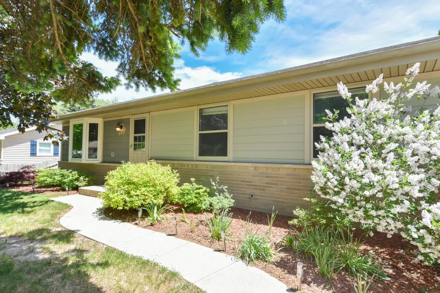 204 Judge Dr, Saukville, WI 53080 - #2