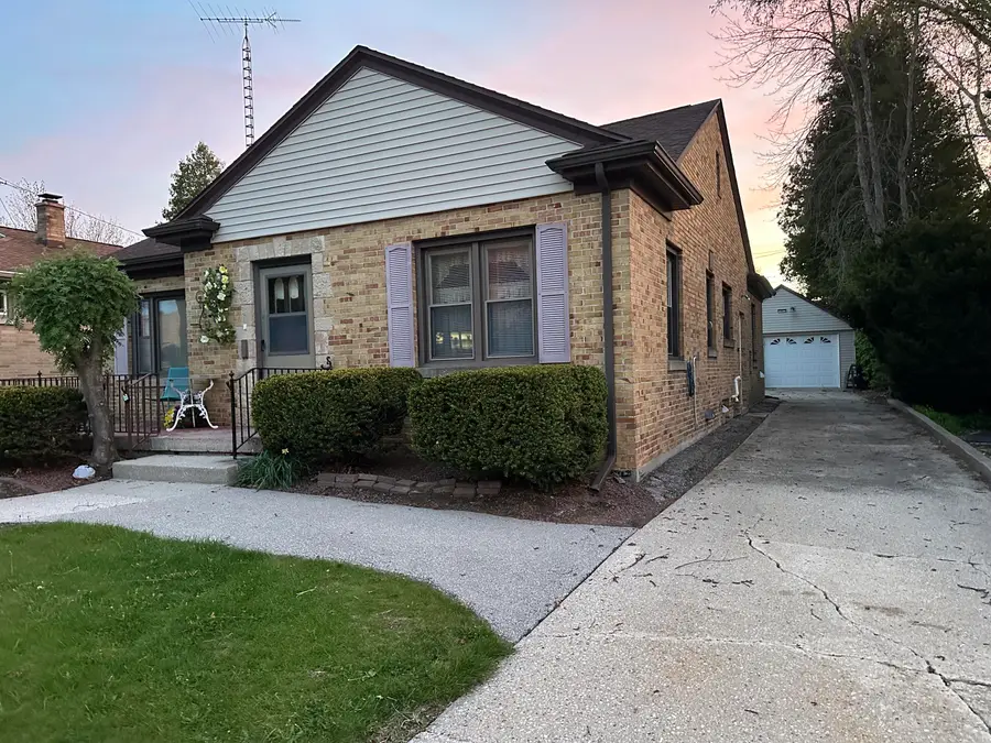 1016 N 10th St, Manitowoc, WI 54220 - #2