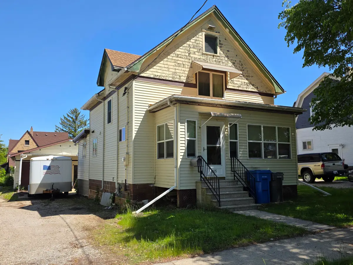 305 N Montgomery St, Watertown, WI 53094 - #1