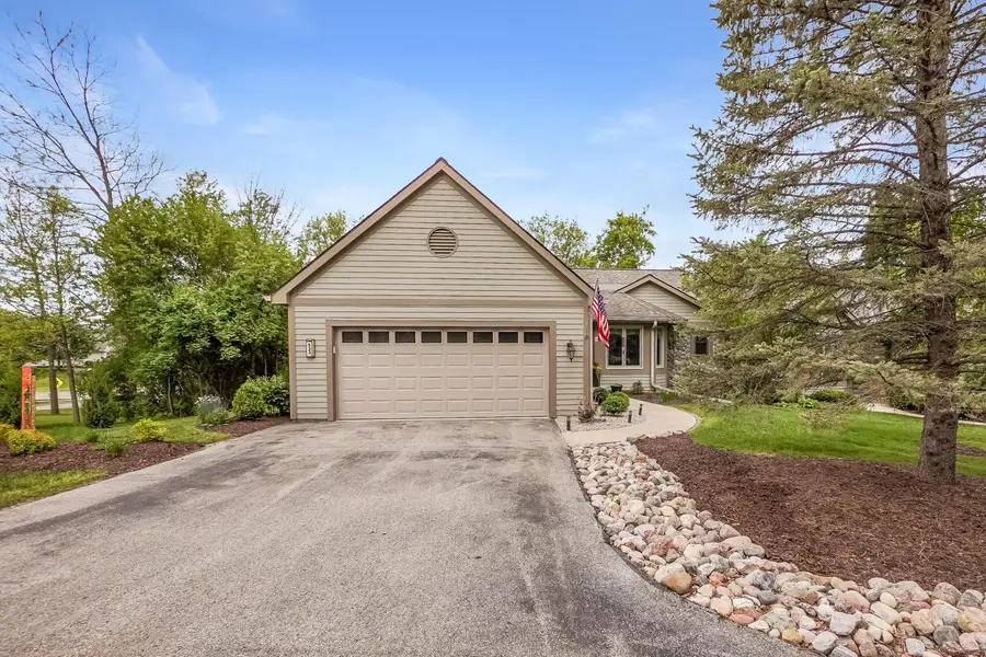 533 White Oak Trl, Hartland, WI 53029 - #2